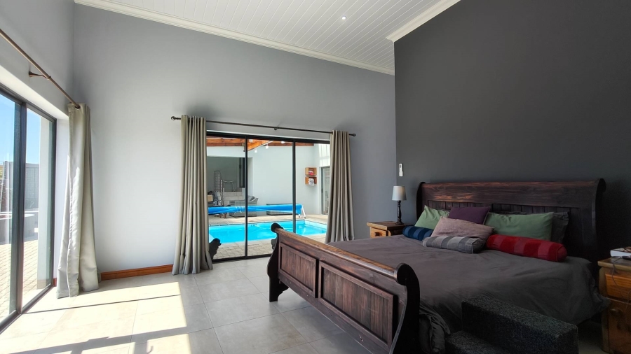 4 Bedroom Property for Sale in Outeniquasbosch Western Cape